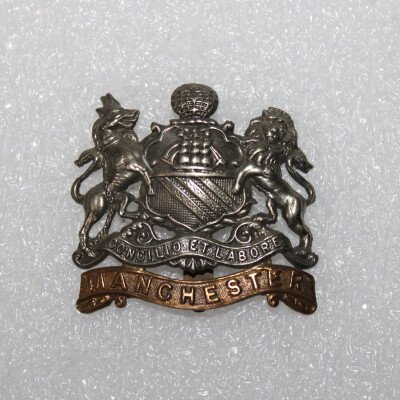 cap badge Manchester type 1