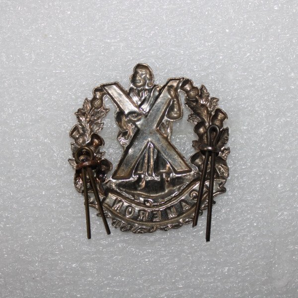 cap badge Queen's own Cameron highlanders