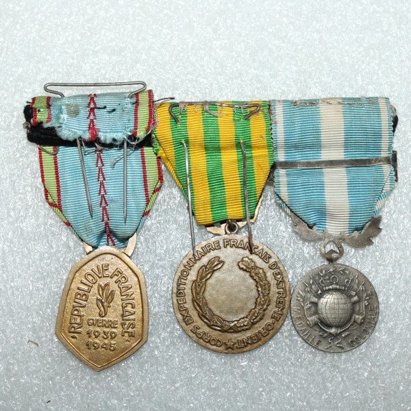 Ensemble de 3 médailles 39/45 Indo