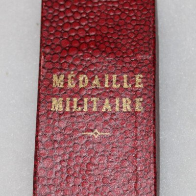 Médaille militaire en carton