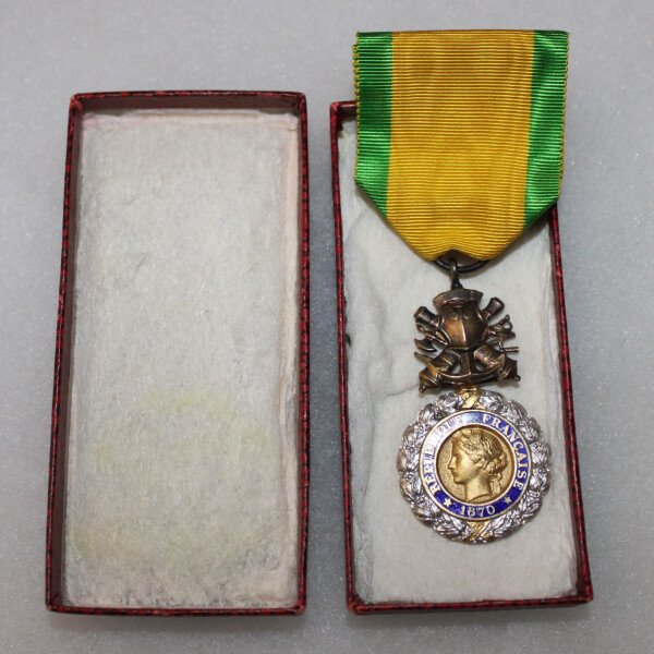 Médaille militaire en carton