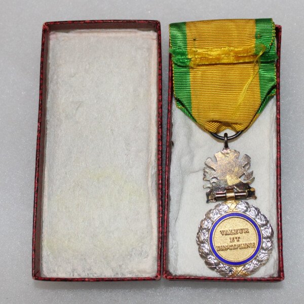 Médaille militaire en carton