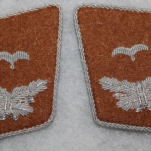 pattes de col Leutnant, transmission