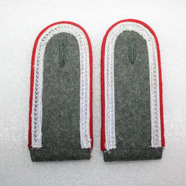 Pattes d'épaule sergent artillerie mle 40,liseré rouge