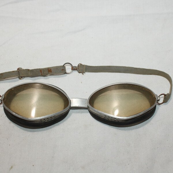 Bonnet en cuir et lunette