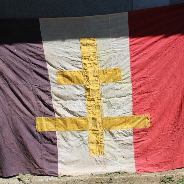 Drapeau avec une croix de Lorraine