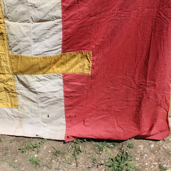 Drapeau avec une croix de Lorraine