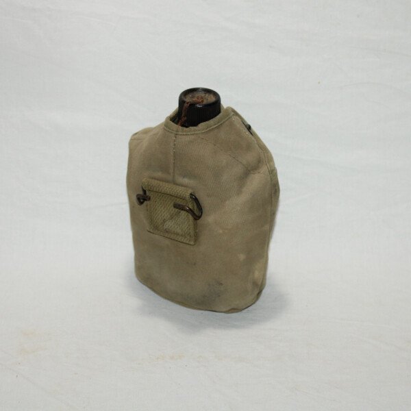 Gourde avec housse 1942
