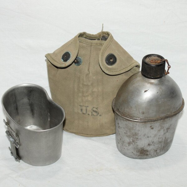 Gourde avec housse 1942