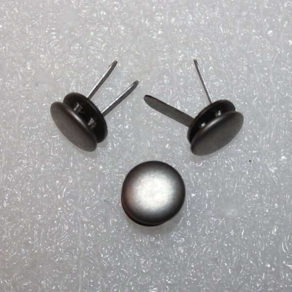 Rivets métal pour casque allemand