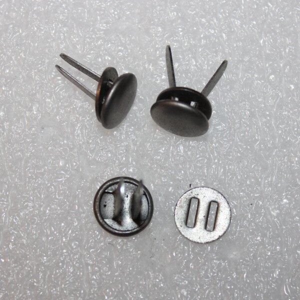 Rivets métal pour casque allemand