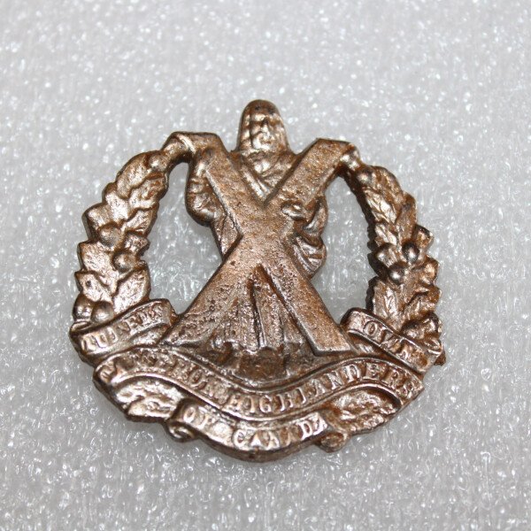 cap badge des Queen's own Cameron highlanders  of canada.
