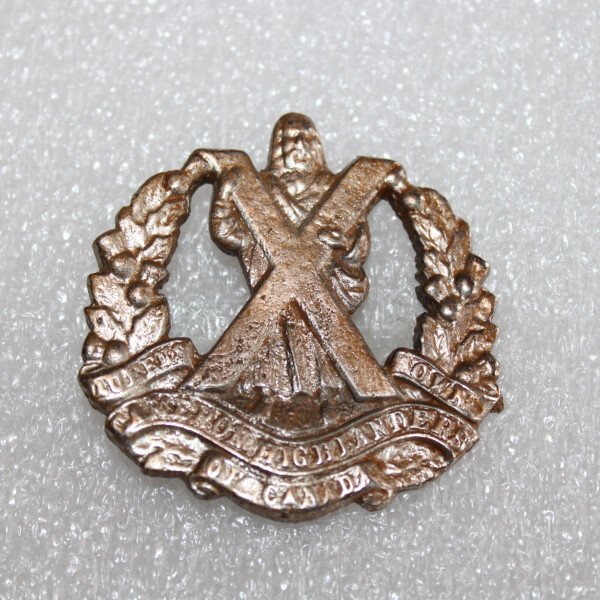 cap badge Queen's own Cameron highlanders canada